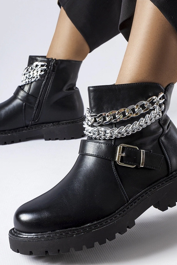 Botins pretos com correntes...
