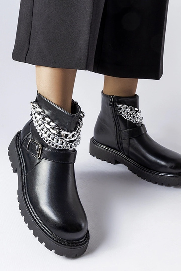 Botins pretos com correntes... 2