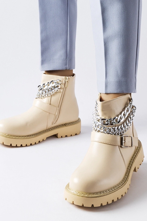 Botins bege com correntes decorativas...