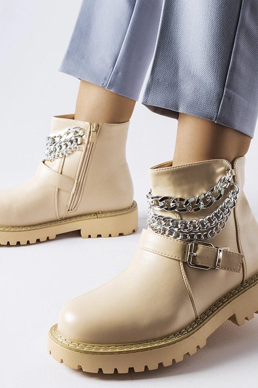 Botins bege com correntes decorativas...