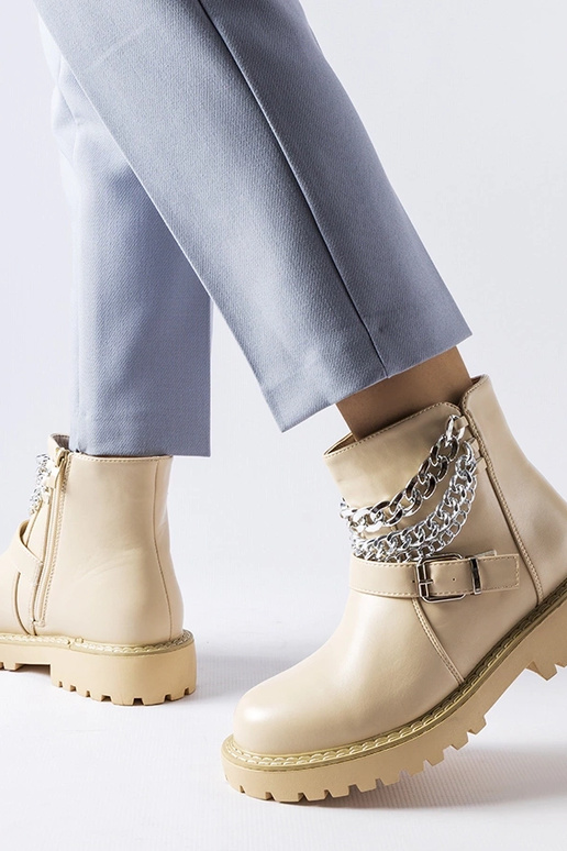 Botins bege com correntes decorativas...