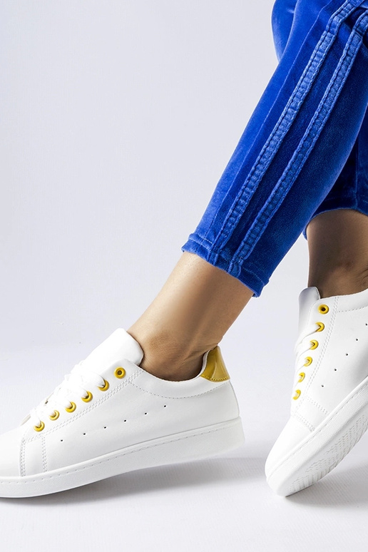 Tênis branco com detalhes em amarelo...