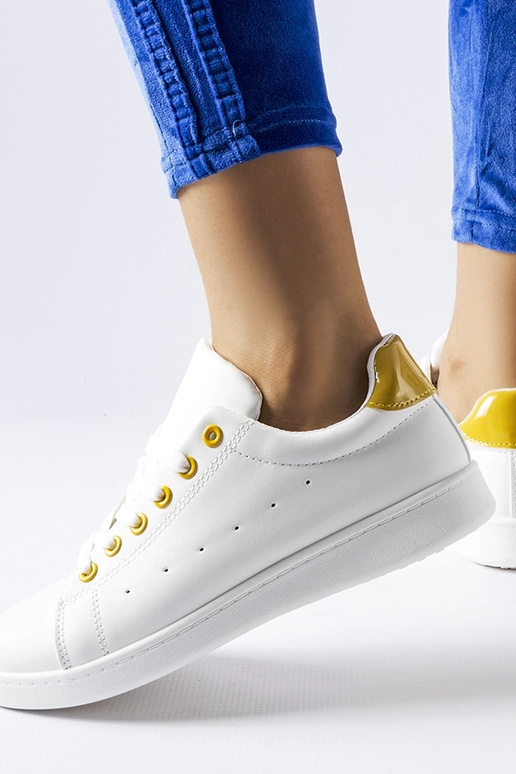 Tênis branco com detalhes em amarelo...