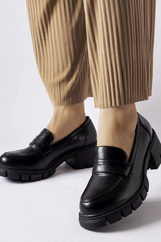 Mocassins pretos clássicos no bloco Dina