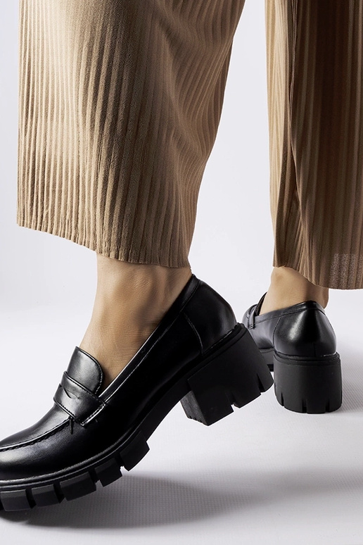 Mocassins pretos clássicos no bloco Dina
