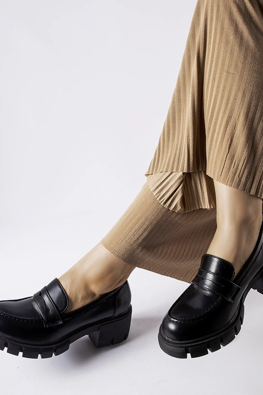 Mocassins pretos clássicos no bloco Dina