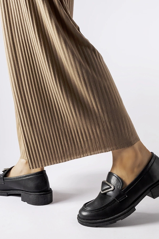 Mocassins pretos decorados com...