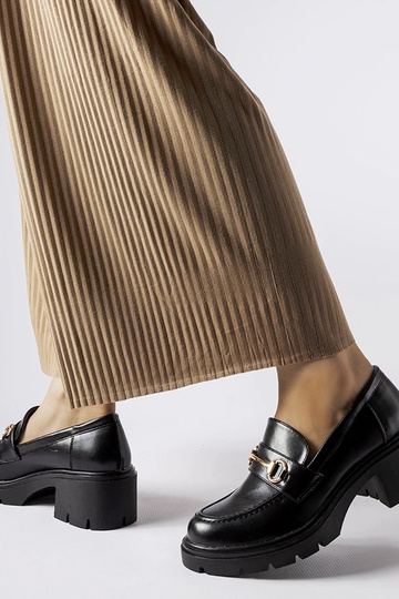 Sapatos pretos de salto... 2