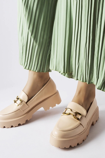 Mocassim bege feminino decorado com fivela Piazzo