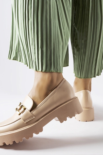 Mocassim bege feminino decorado com fivela Piazzo 2
