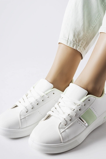 Tênis esportivo branco com acessórios menta da Marei 2