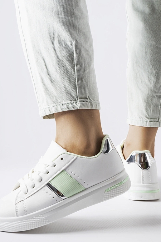 Tênis esportivo branco com acessórios...