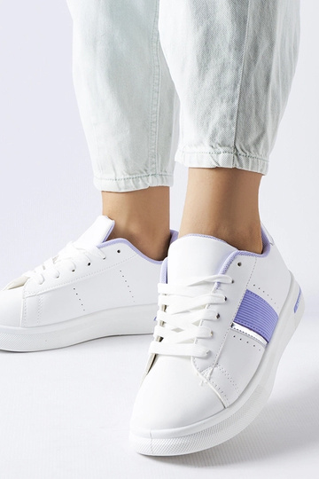 Tênis esportivo branco com detalhes em roxo da Marei