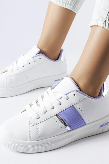 Tênis esportivo branco com detalhes em roxo da Marei 2