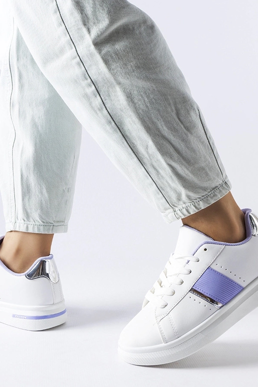 Tênis esportivo branco com detalhes...