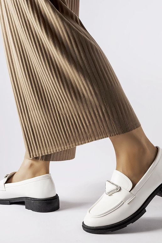 Mocassins brancos decorados com...