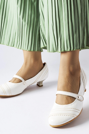 Scarpin branco salto baixo...