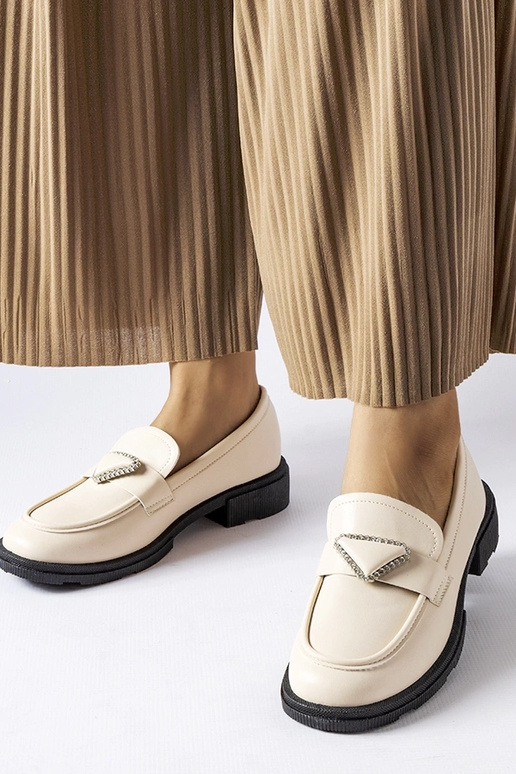 Mocassins bege decorados com zircões...