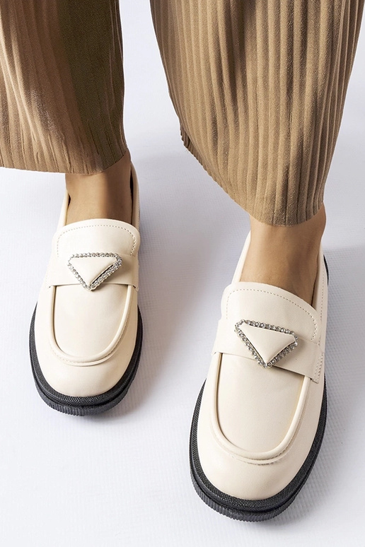 Mocassins bege decorados com zircões...