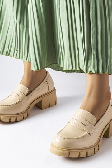 Mocassins clássicos na cor areia com salto, "Dina"
