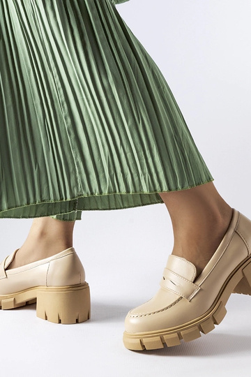 Mocassins clássicos na cor areia com salto, "Dina" 2