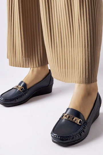 Mocassim Lerino azul marinho com fivela de cunha
