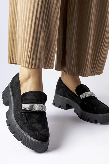 Mocassins pretos com sola...