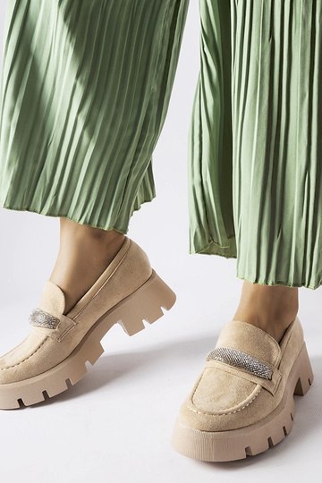 Mocassins bege com sola...