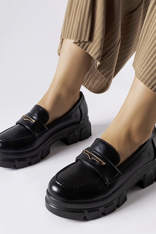 Mocassins pretos com solado visível...