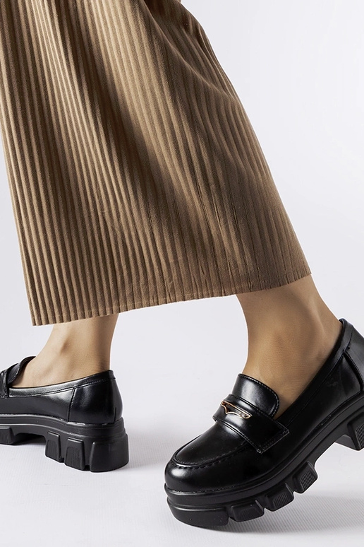 Mocassins pretos com solado visível...