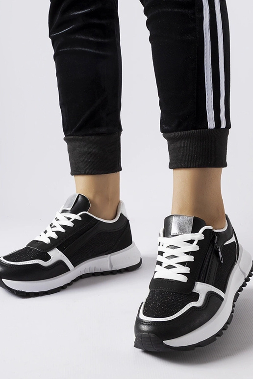 Tênis esportivos pretos decorados,...