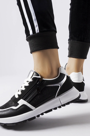 Tênis esportivos pretos... 2