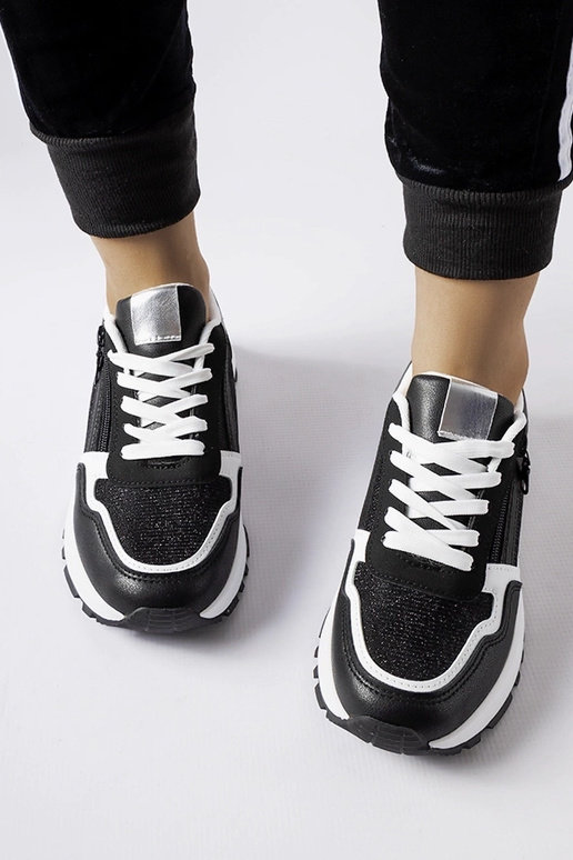 Tênis esportivos pretos decorados,...