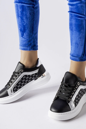 Tênis preto com decoração...