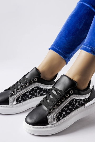 Tênis preto com decoração... 2