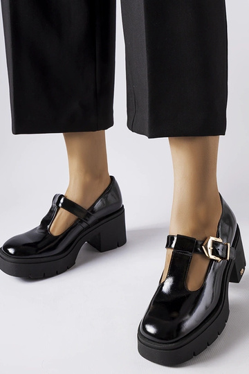 Sapatos de salto envernizados pretos com fivelas, "Karino"