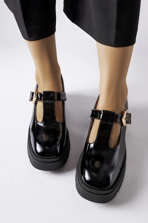 Sapatos de salto envernizados pretos...