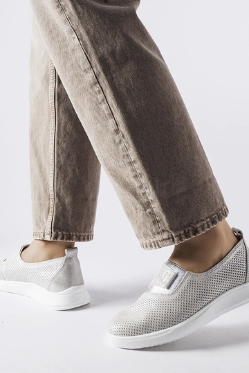 Tênis de couro perfurado...