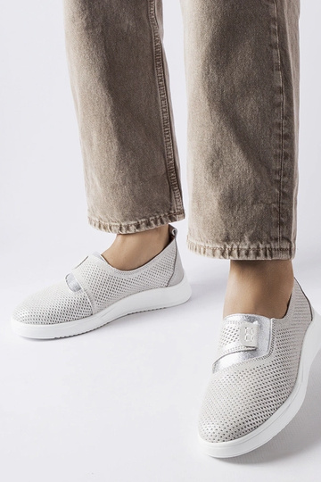 Tênis de couro perfurado... 2