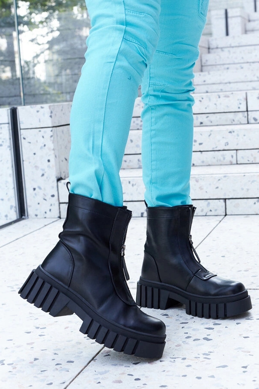 Botins pretos isolados com fecho...