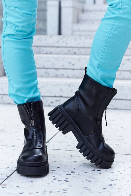 Botins pretos isolados com fecho...