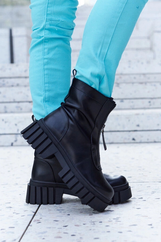 Botins pretos isolados com fecho...