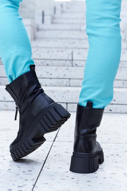 Botins pretos isolados com fecho...