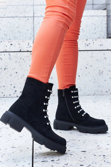 Botas de tornozelo pretas com zircônias, isoladas de camurça Sfaranda
