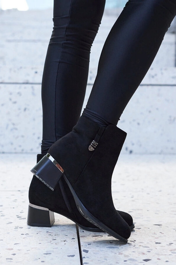 Botins pretos de couro... 2