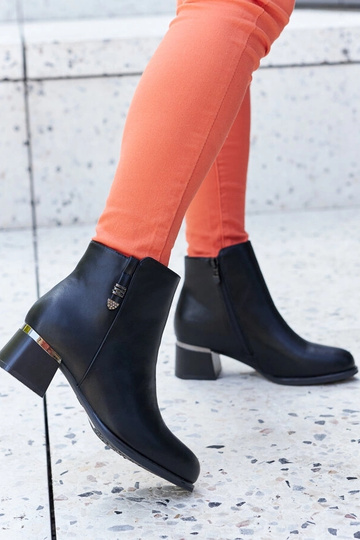 Botins pretos de couro ecológico com salto, isolados, Bocconi