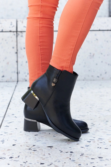 Botins pretos de couro ecológico com salto, isolados, Bocconi 2