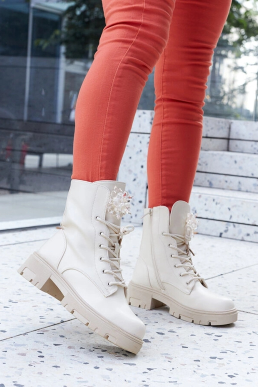 Botins bege com contas decorativas...