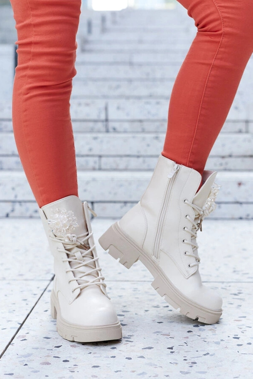 Botins bege com contas decorativas...