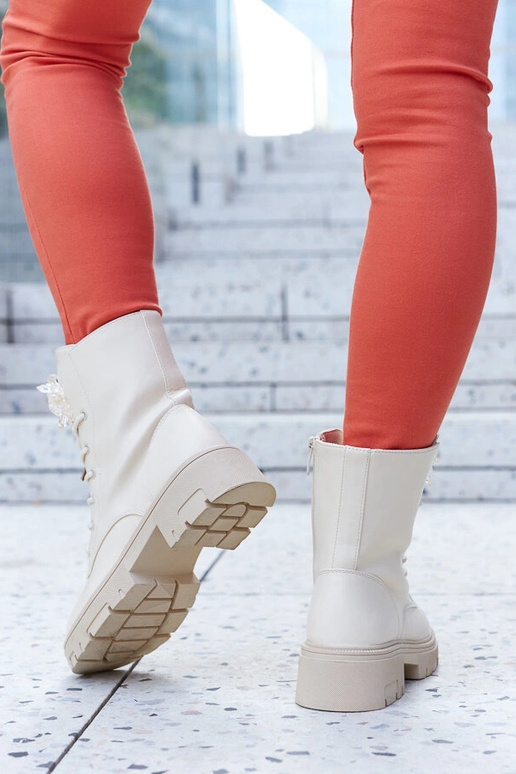 Botins bege com contas decorativas...